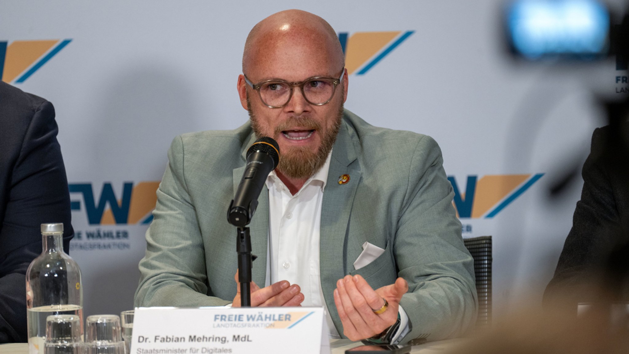 Bayerns Digitalminister Mehring spricht von "Hammer-Coup" | Bild: dpa-Bildfunk/Pia Bayer Bayerns Digitalminister Mehring spricht von "Hammer-Coup"