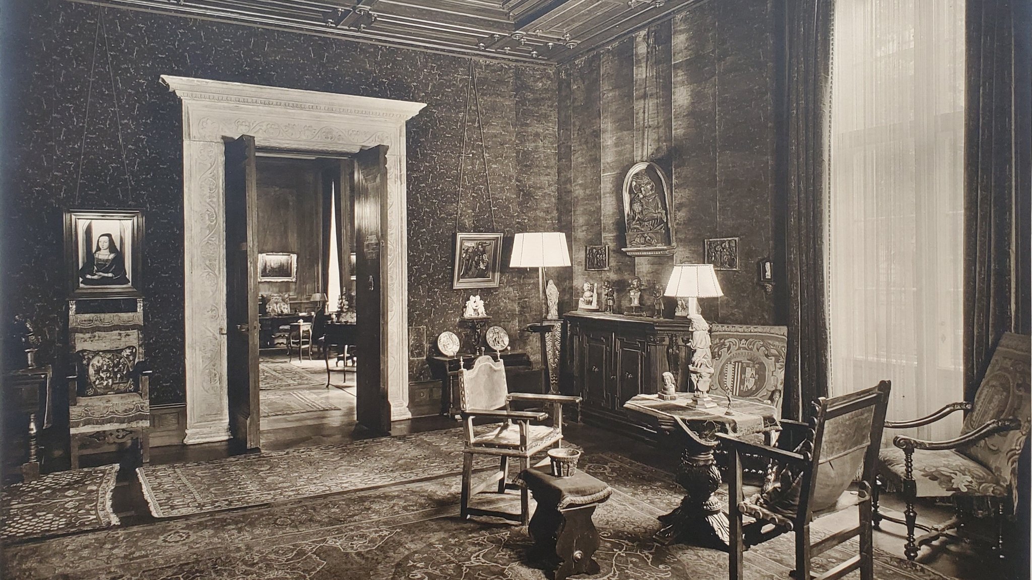 Ein schwarz-weiß Foto aus einem Wohnbereich innerhalb der Villa Jakob Goldschmidts, auf dem an der rechten Wand erkennbar die Reliefs zu Seiten der Madonna hängen. | Bild: 1933 © Familienbesitz Villa Jakob Goldschmidt, Foto: Waldemar Tietzenthaler Ein schwarz-weiß Foto aus einem Wohnbereich innerhalb der Villa Jakob Goldschmidts, auf dem an der rechten Wand erkennbar die Reliefs zu Seiten der Madonna hängen.