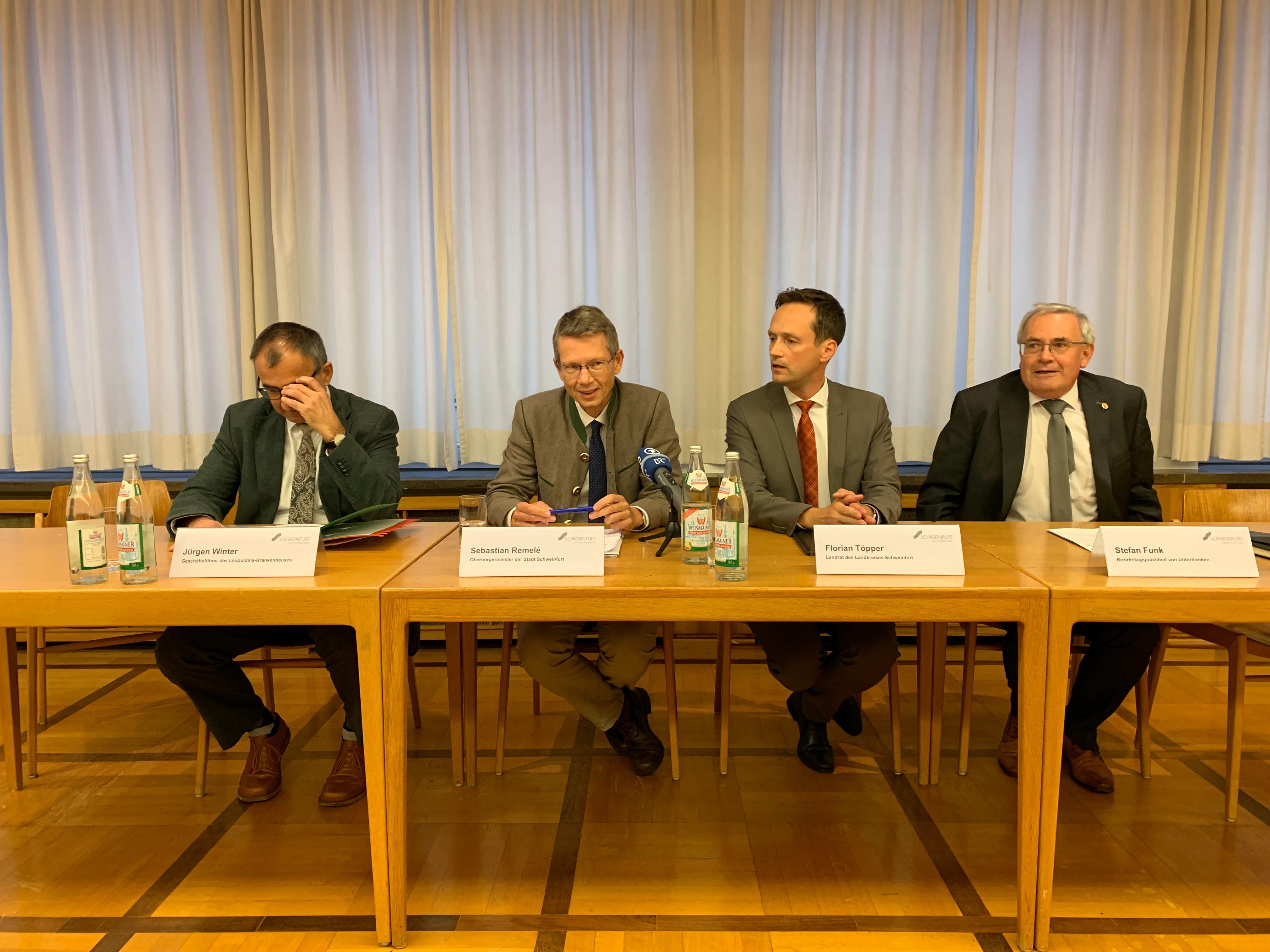Pressekonferenz zur Zukunft des St. Josef Krankenhaus, von links: Jürgen Winter (Geschäftsführer Leopoldina-Krankenhaus), Sebastian Remelé (Oberbürgermeister Schweinfurt), Florian Töpper (Landrat Schweinfurt) und Stefan Funk (Bezirkstagspräsident von Unterfranken)
