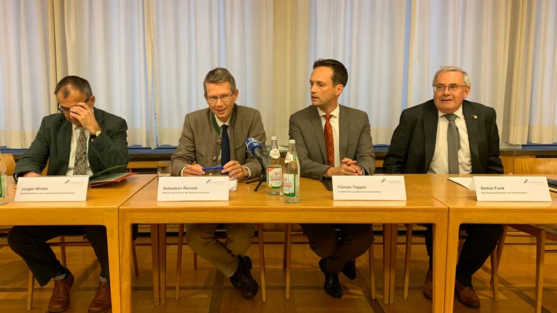 Pressekonferenz zur Zukunft des St. Josef Krankenhaus, von links: Jürgen Winter (Geschäftsführer Leopoldina-Krankenhaus), Sebastian Remelé (Oberbürgermeister Schweinfurt), Florian Töpper (Landrat Schweinfurt) und Stefan Funk (Bezirkstagspräsident von Unterfranken) | Bild: BR/Norbert Steiche Pressekonferenz zur Zukunft des St. Josef Krankenhaus, von links: Jürgen Winter (Geschäftsführer Leopoldina-Krankenhaus), Sebastian Remelé (Oberbürgermeister Schweinfurt), Florian Töpper (Landrat Schweinfurt) und Stefan Funk (Bezirkstagspräsident von Unterfranken)
