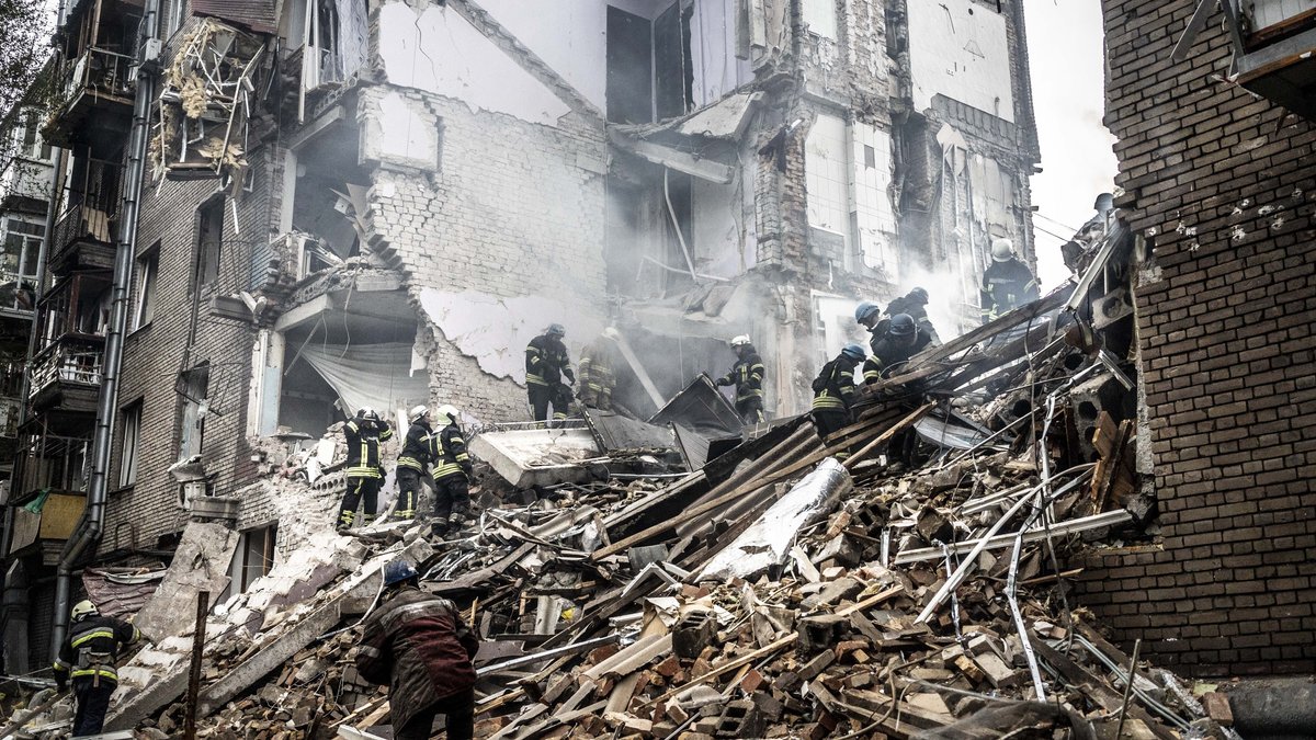 11.10.22: Zerstörtes Gebäude in der ukrainischen Stadt Saporischschja.