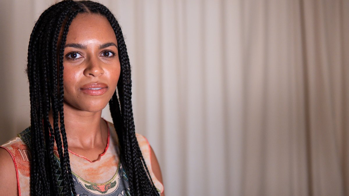 Die Journalistin und Podcast-Gastgeberin Aminata Belli schaut in die Kamera