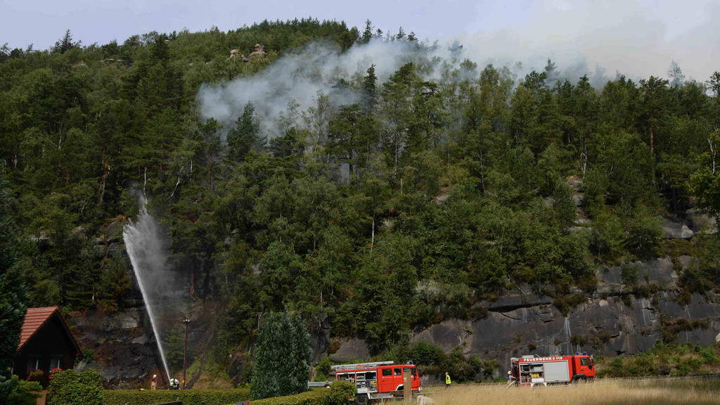 Die Feuerwehr bekämpft die Waldbrände in der Sächsischen Schweiz