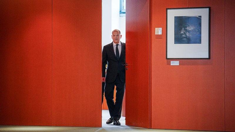 Bundeskanzler Olaf Scholz kommt aus seinem Büro