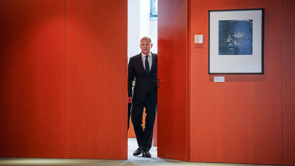 Bundeskanzler Olaf Scholz kommt aus seinem Büro