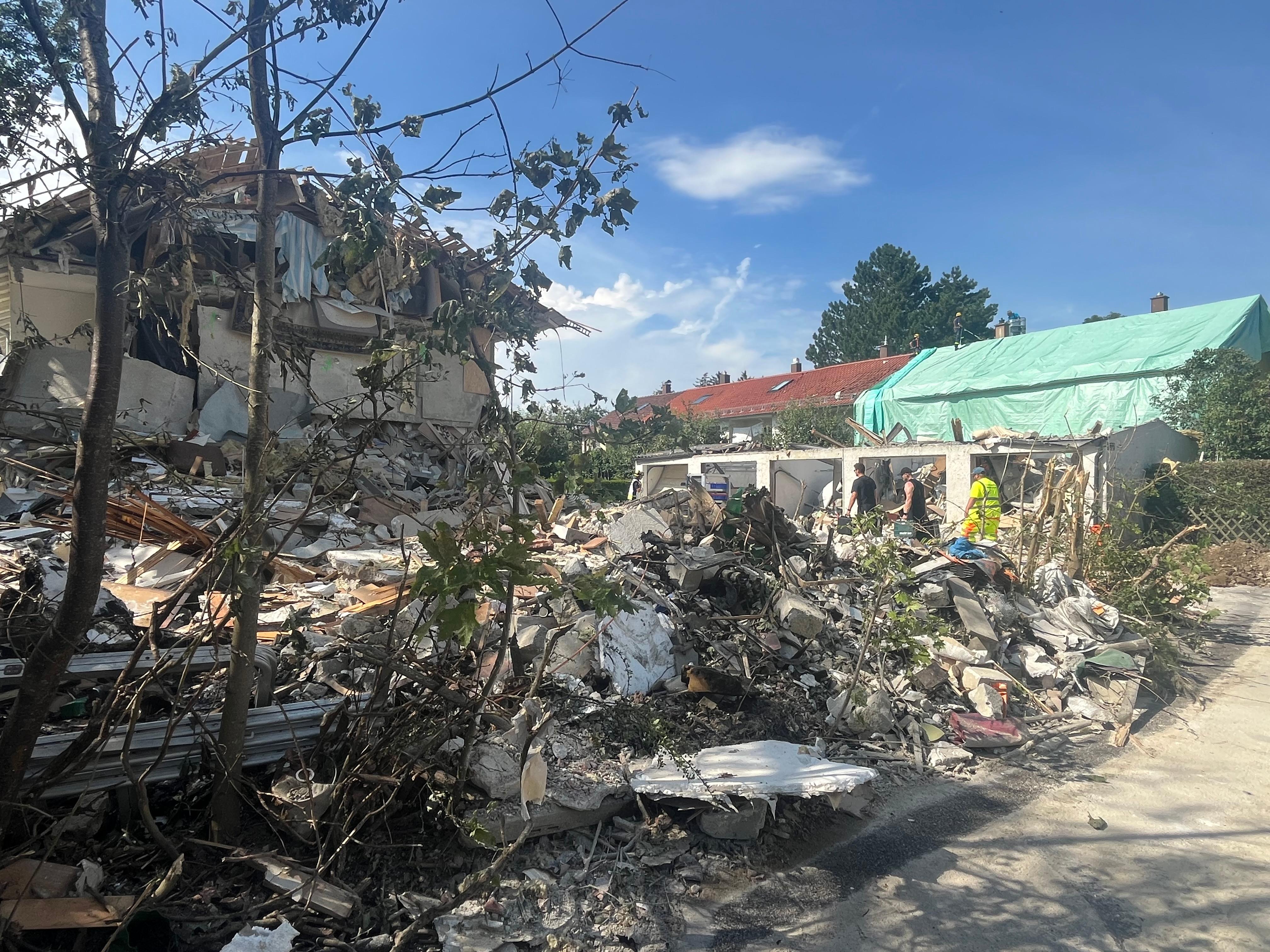 Rettungskräfte arbeiten an der Unglücksstelle in Memmingen