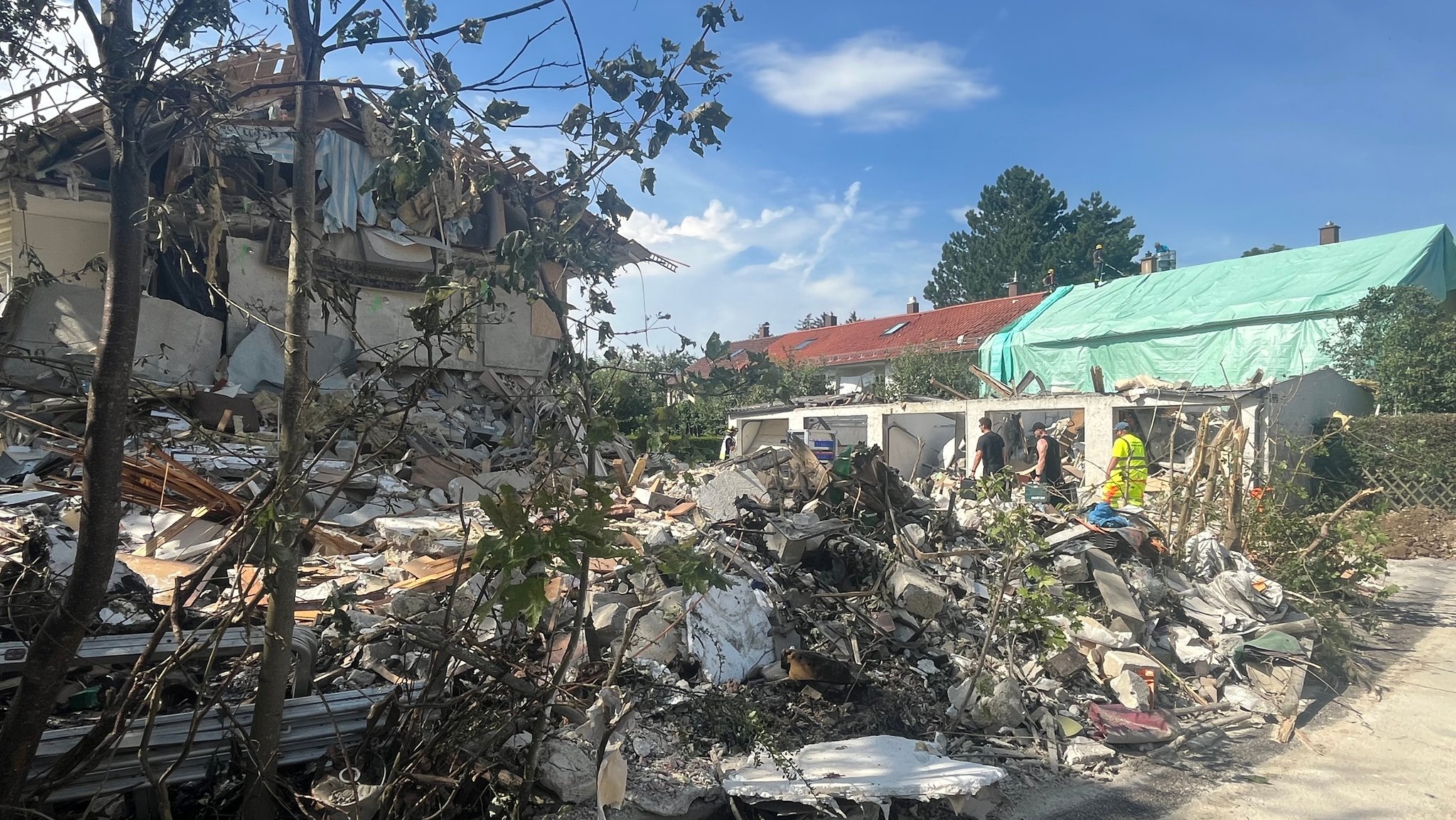 Rettungskräfte arbeiten an der Unglücksstelle in Memmingen