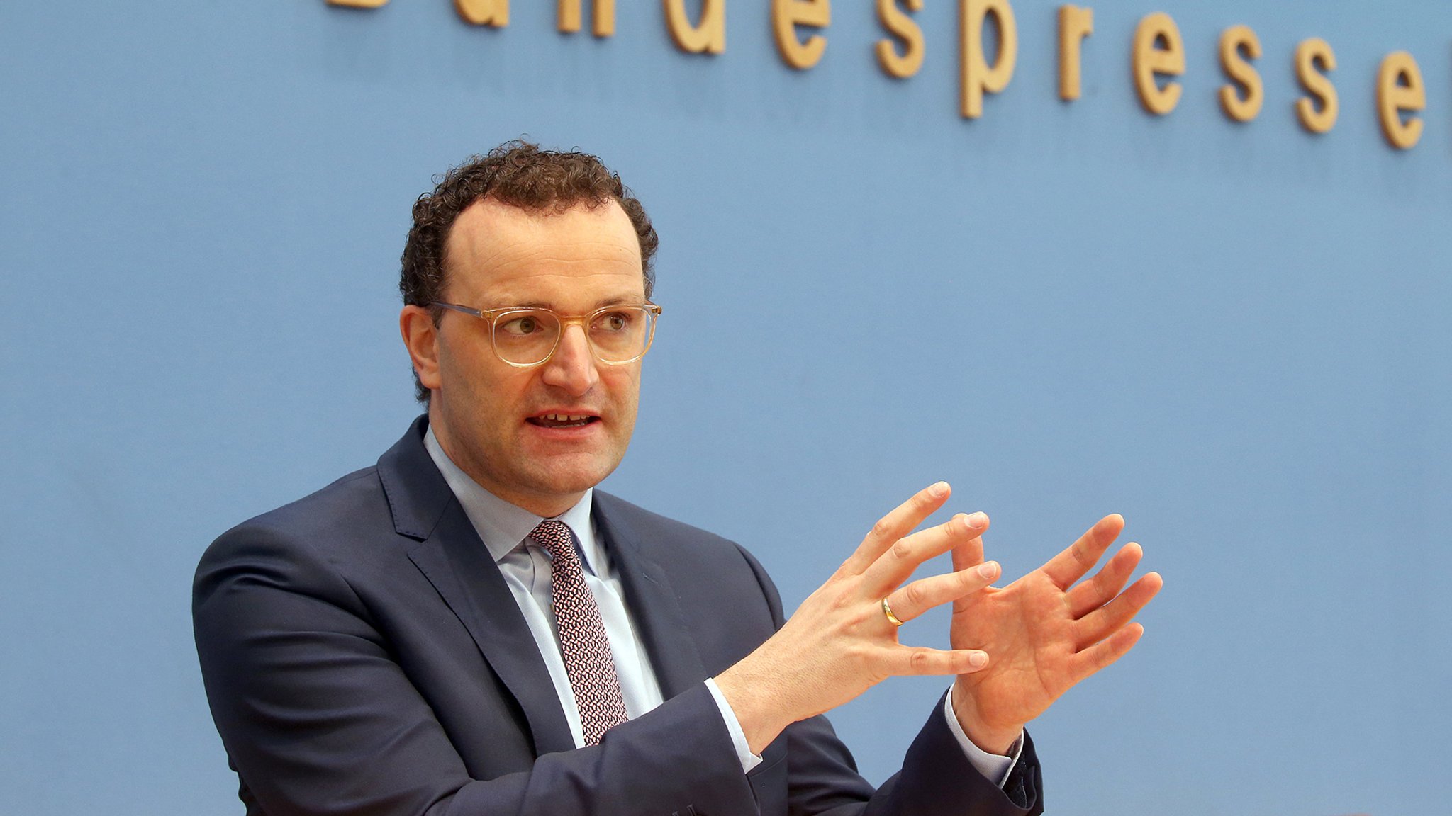 26.02.2021, Berlin: Jens Spahn (CDU), Bundesgesundheitsminister, beantwortet vor der Bundespressekonferenz Fragen von Journalisten zur Corona-Lage.