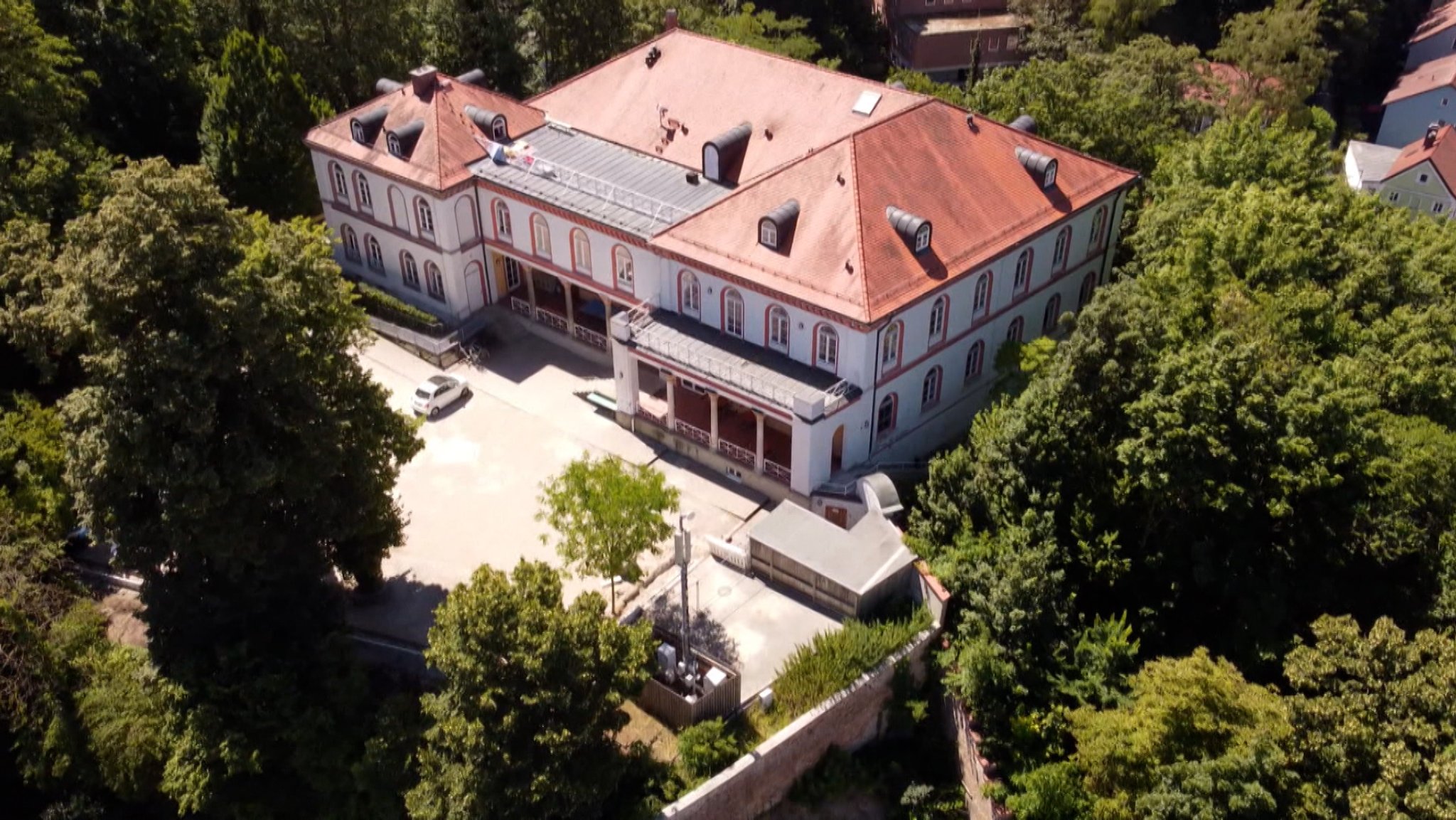 Viele Schulausflüge nach Niederbayern hatten das Ottonianum als Ziel, einen historischen Bau am Fuße der Burg Trausnitz in Landshut! Früher ein Bürger-Palais, jetzt eine Jugendherberge. Doch laut Stadtratsbeschluss soll die bald schließen ...