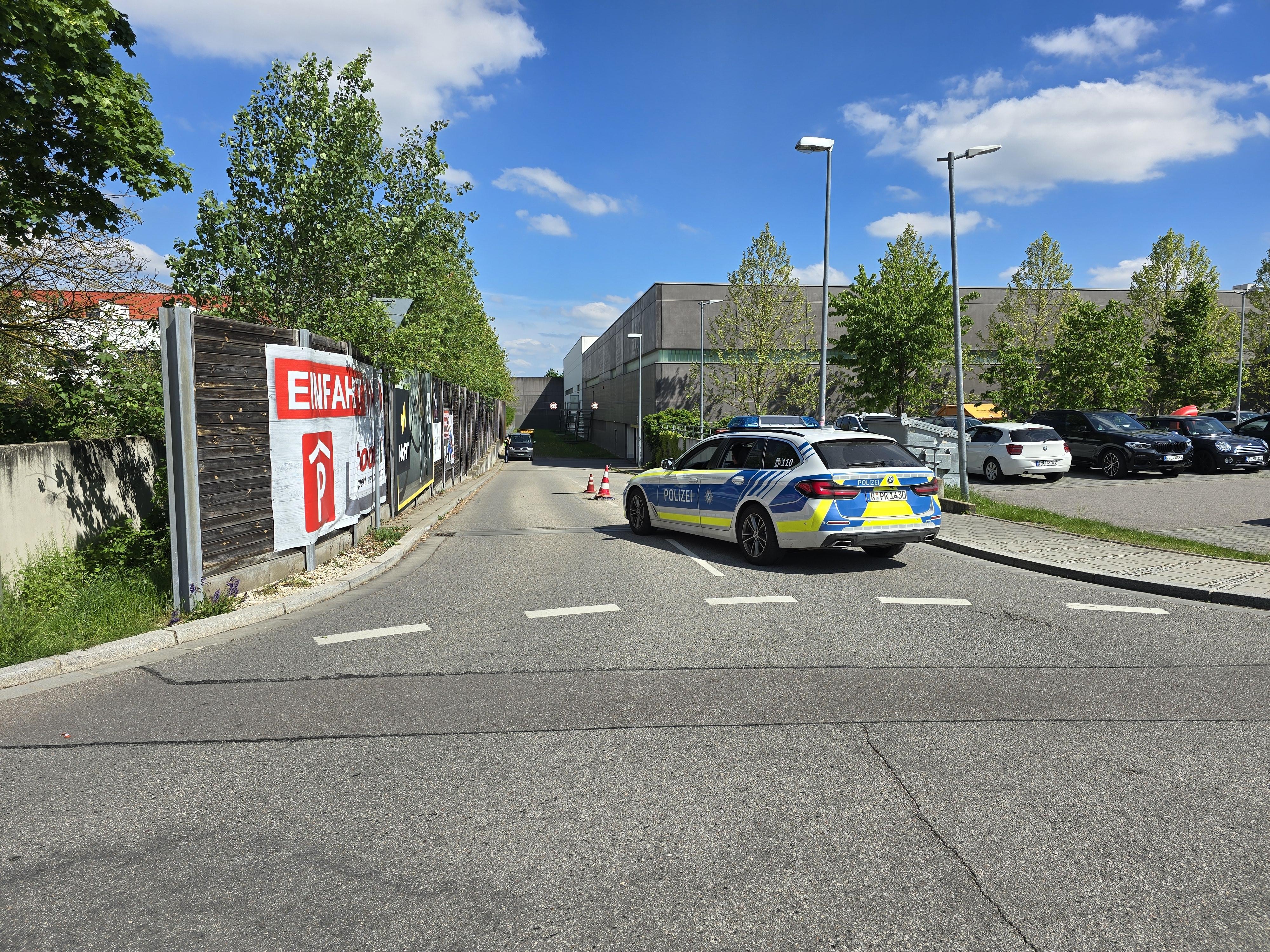 Ein Streifenwagen vor der Einfahrt zur Tiefgarage, in der die tote Frau entdeckt wurde. 