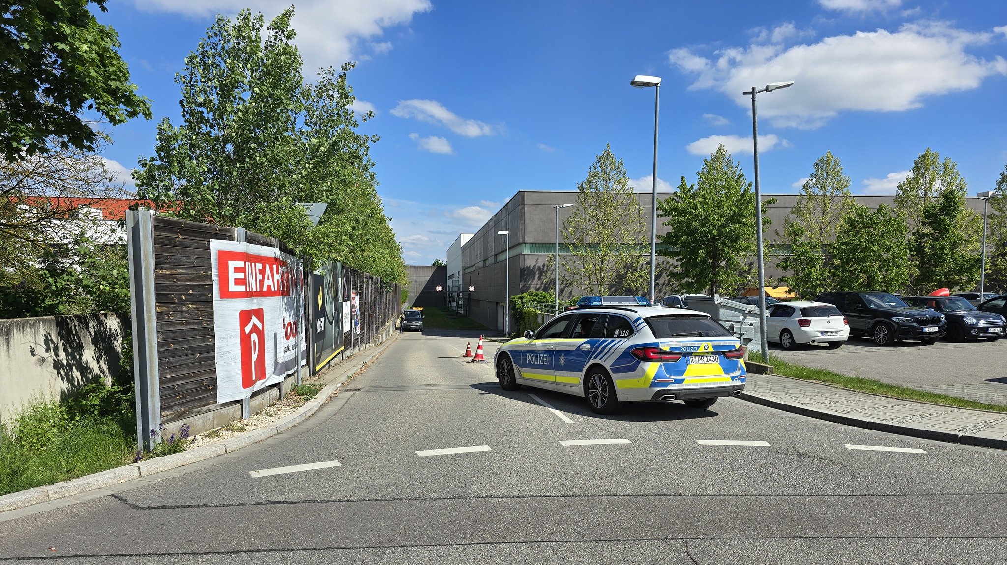 Ein Streifenwagen vor der Einfahrt zur Tiefgarage, in der die tote Frau entdeckt wurde. 