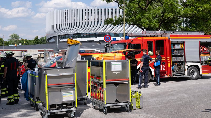 Ein Feuerwehrauto steht nach dem ersten Brand am 14. Juni vor der Baustelle des SAP Gardens.