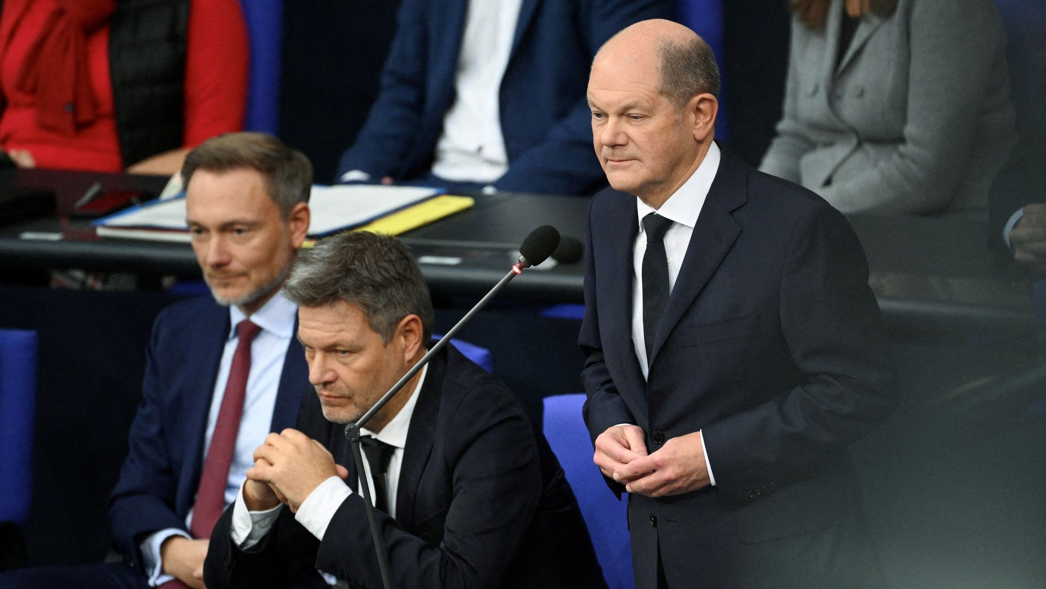 v.r. Bundeskanzler Olaf Scholz, Wirtschaftsminister Robert Habeck und Finanzminister Christian Lindner im Bundestag