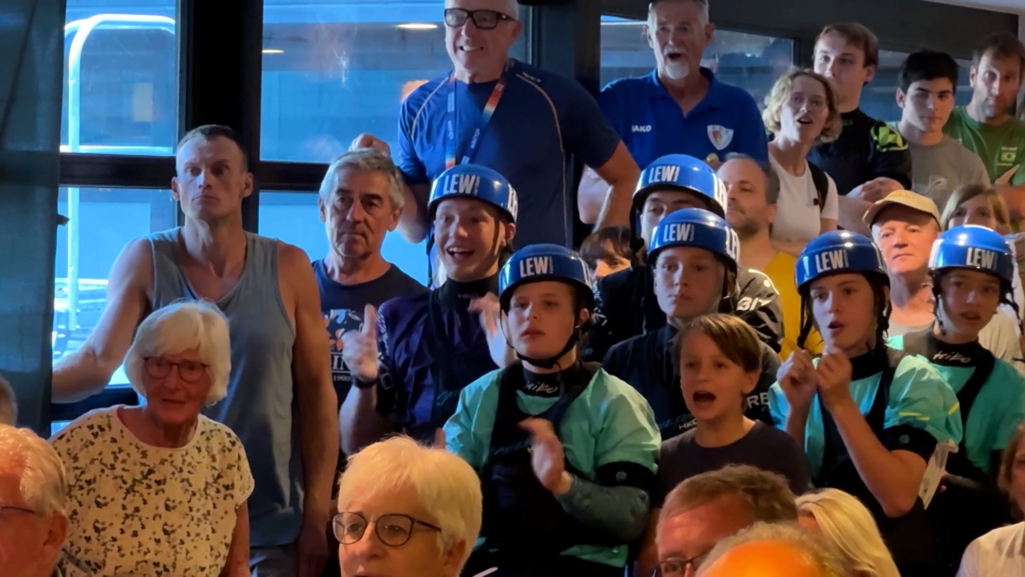 Daumendrücken für Sideris Tasiadis beim Public Viewing im Bootshaus der Kanu Schwaben Augsburg. 