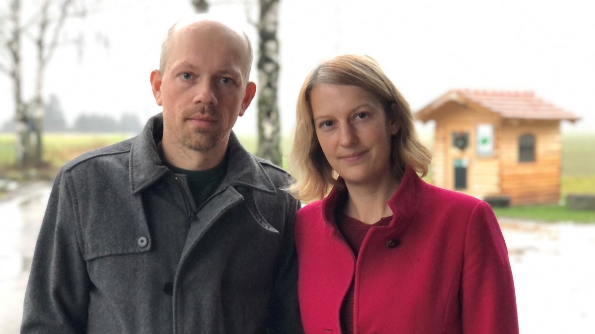 Johannes Gerl und seine Lebensgefährtin Astrid Strehl fürchten um den "Wörthhof" und wollen sich gegen die Polderpläne wehren.