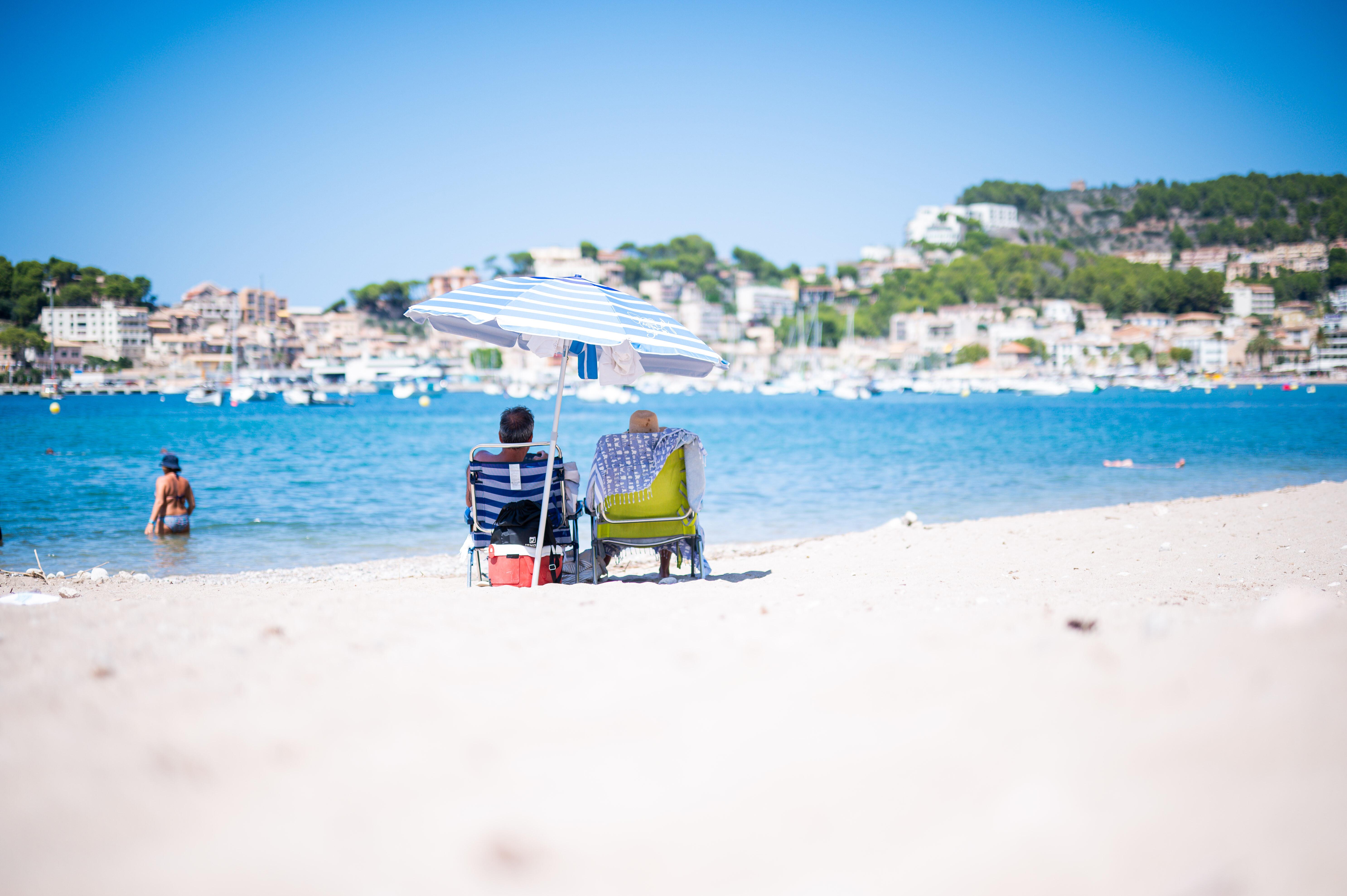 Sommer auf Mallorca: Urlauberinnen und Urlauber am Strand in Port de Soller. 