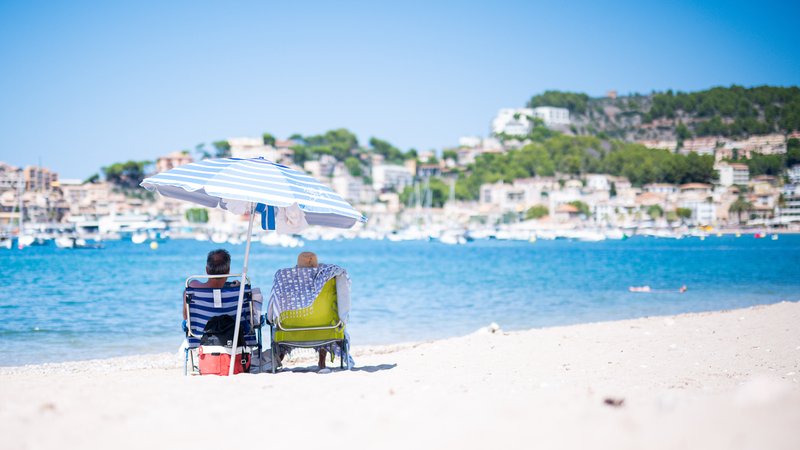 Sommer auf Mallorca: Urlauberinnen und Urlauber am Strand in Port de Soller. | Bild: picture alliance / Noah Wedel | Noah Wedel Sommer auf Mallorca: Urlauberinnen und Urlauber am Strand in Port de Soller.