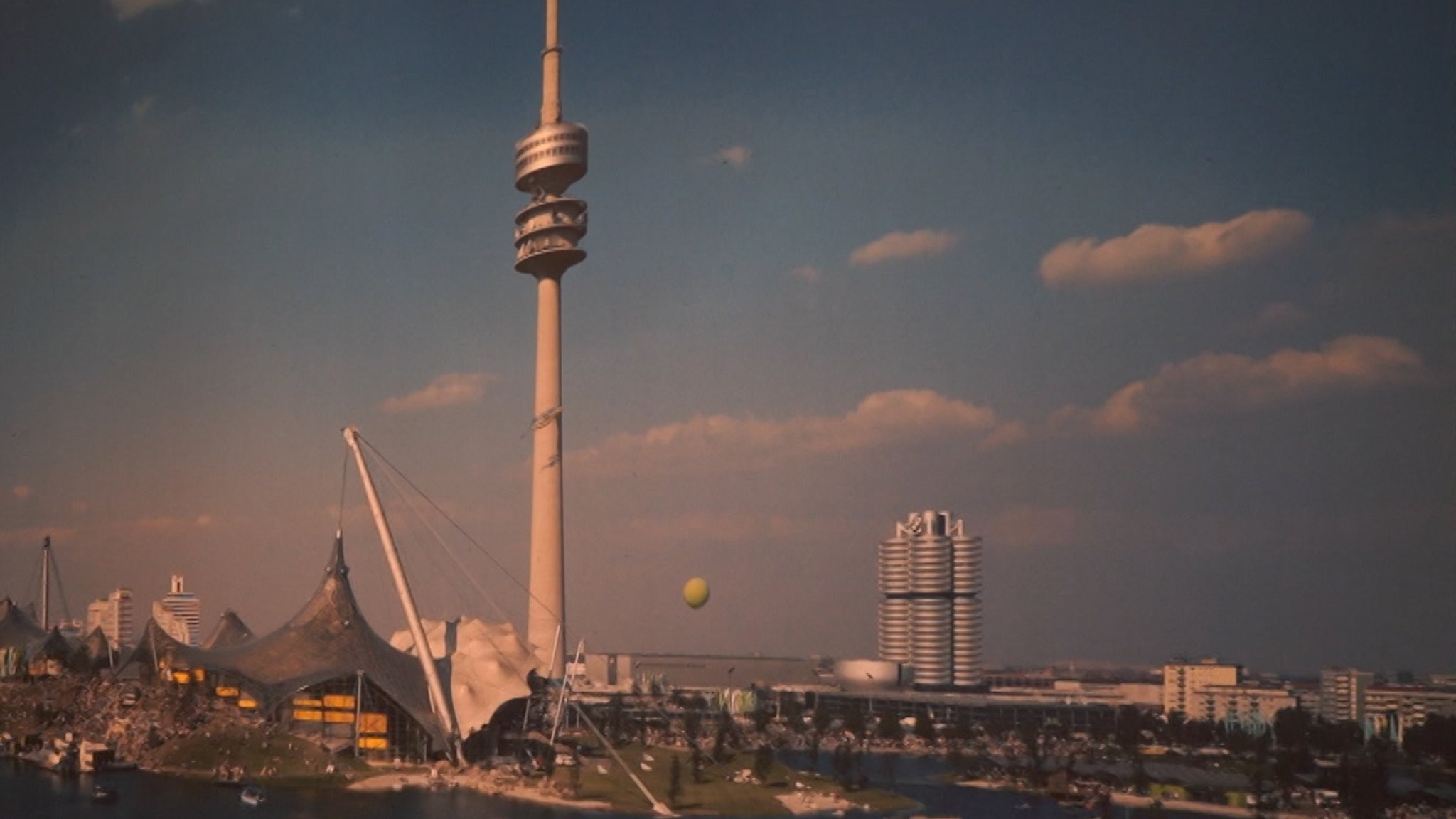 Anlässlich des fünfzigjährigen Jubiläums der Olympischen Spiele 1972 zeigt die Bayerische Staatsbibliothek auch noch nie veröffentlichte Aufnahmen aus Fotosammlungen, die sie erst kürzlich erworben hat.