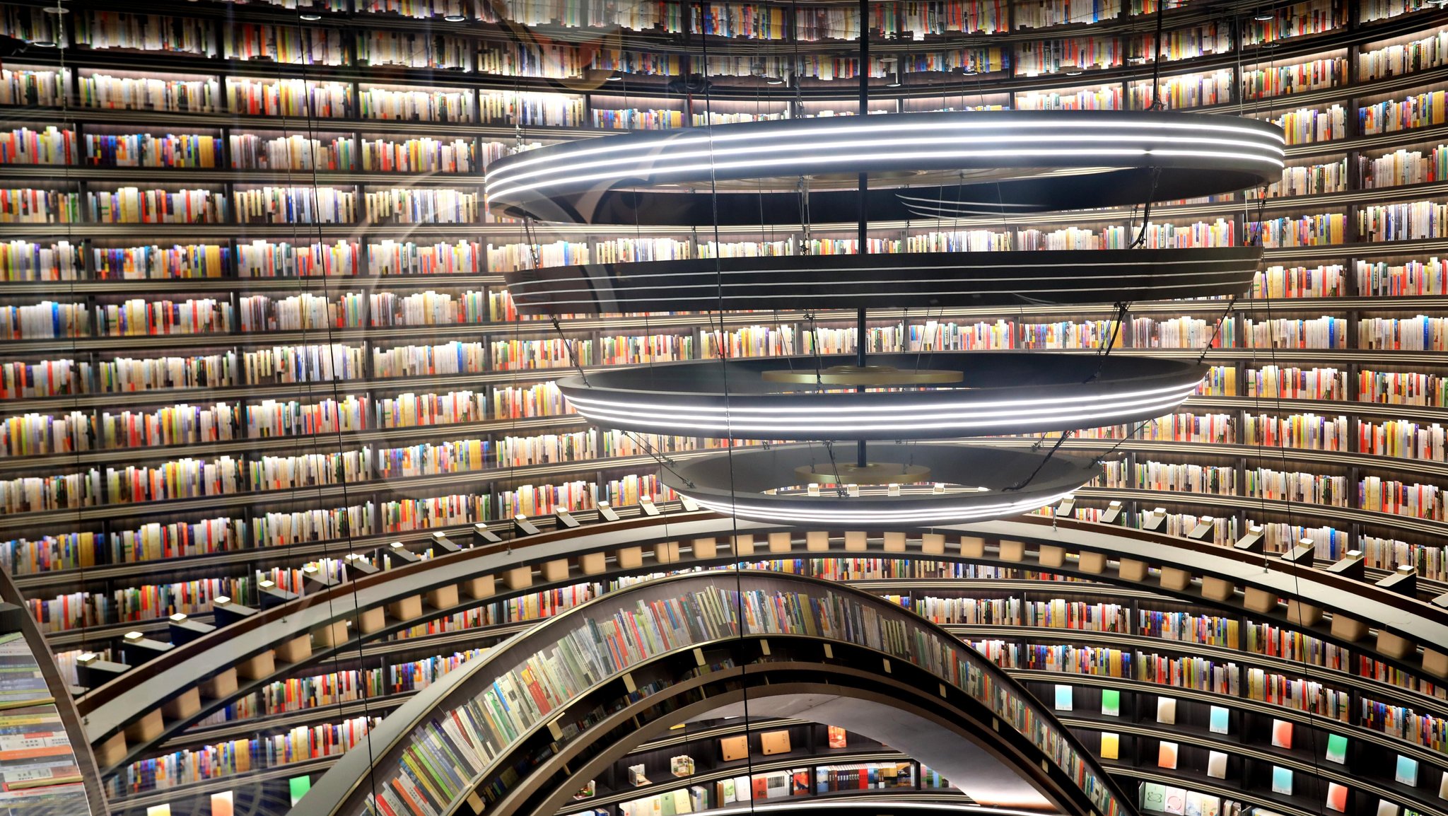 Künstliche Intelligenz schreibt schnell und viel. Hier im Bild eine futuristisch eingerichtete Buchhandlung in China. 