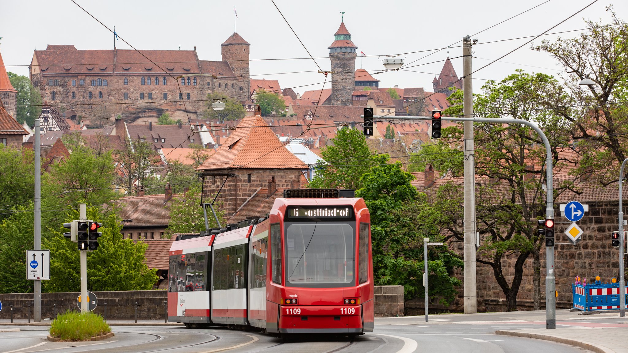 Straßenbahn vor Kaiserburg in Nürnberg. | Bild: BR/Leon Baatz Straßenbahn vor Kaiserburg in Nürnberg.