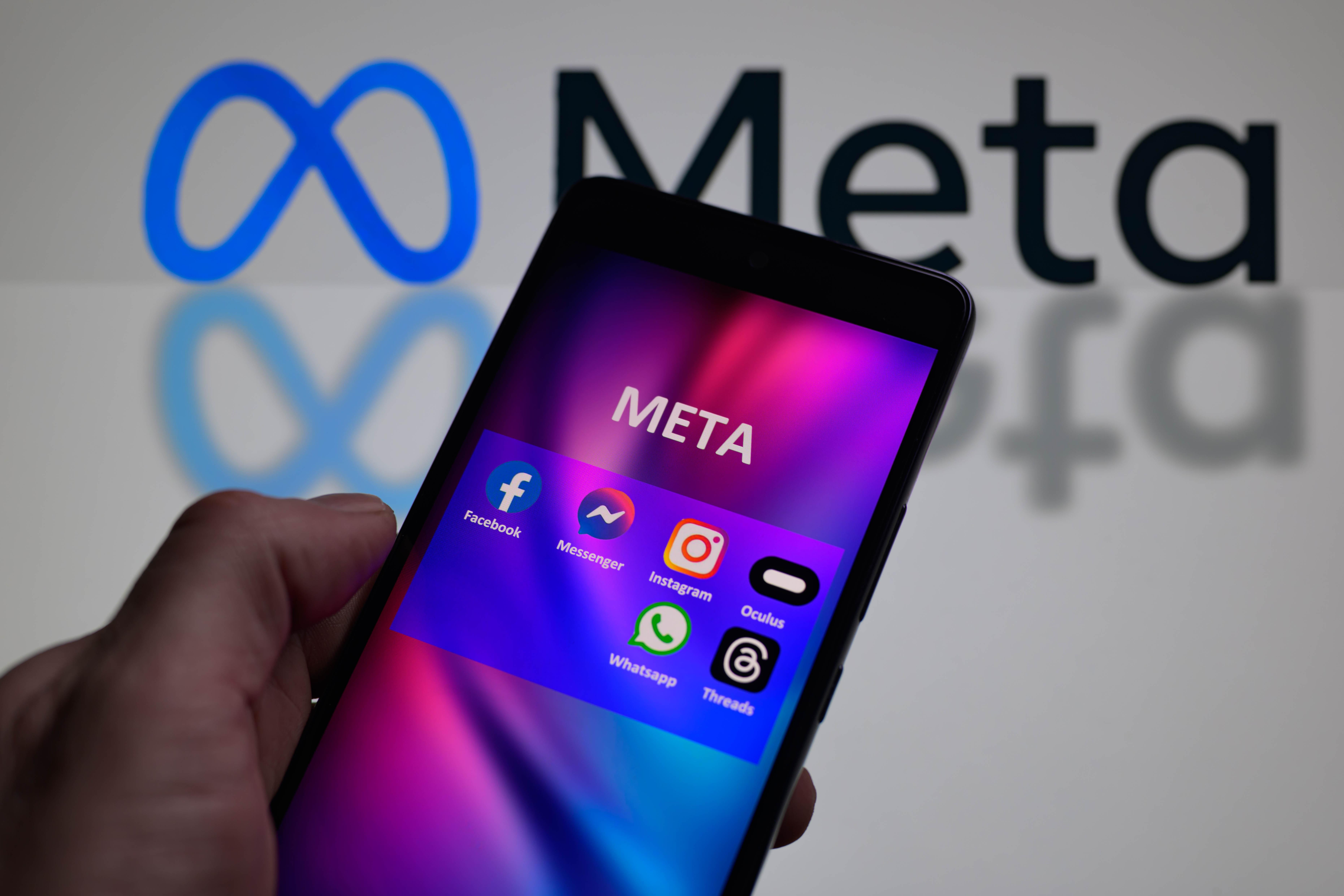 Ein Smartphone-Bildschirm, auf dem ein App-Ordner namens "Meta" sämtliche Apps des Unternehmens aufzeigt.