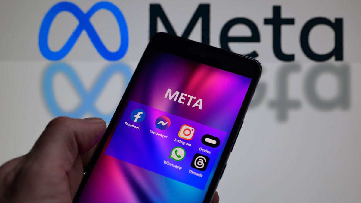 Ein Smartphone-Bildschirm, auf dem ein App-Ordner namens "Meta" sämtliche Apps des Unternehmens aufzeigt.