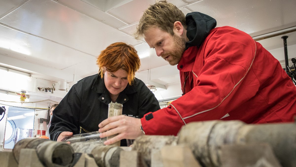 Die Geologen Johann P. Klages (AWI) und Tina van de Flierdt (Imperial College London) versuchen Sediment aus den Kernfängern zu lösen.