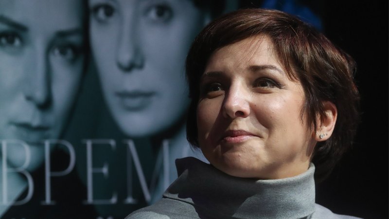 Zu sehen ist die Journalistin Katerina Gordeeva, die ihr damals neues Buch "Time to Crush Ice" aus dem Jahr 2018 in Moskau präsentiert. | Bild: picture alliance/dpa | Vyacheslav Prokofyev Zu sehen ist die Journalistin Katerina Gordeeva, die ihr damals neues Buch "Time to Crush Ice" aus dem Jahr 2018 in Moskau präsentiert.