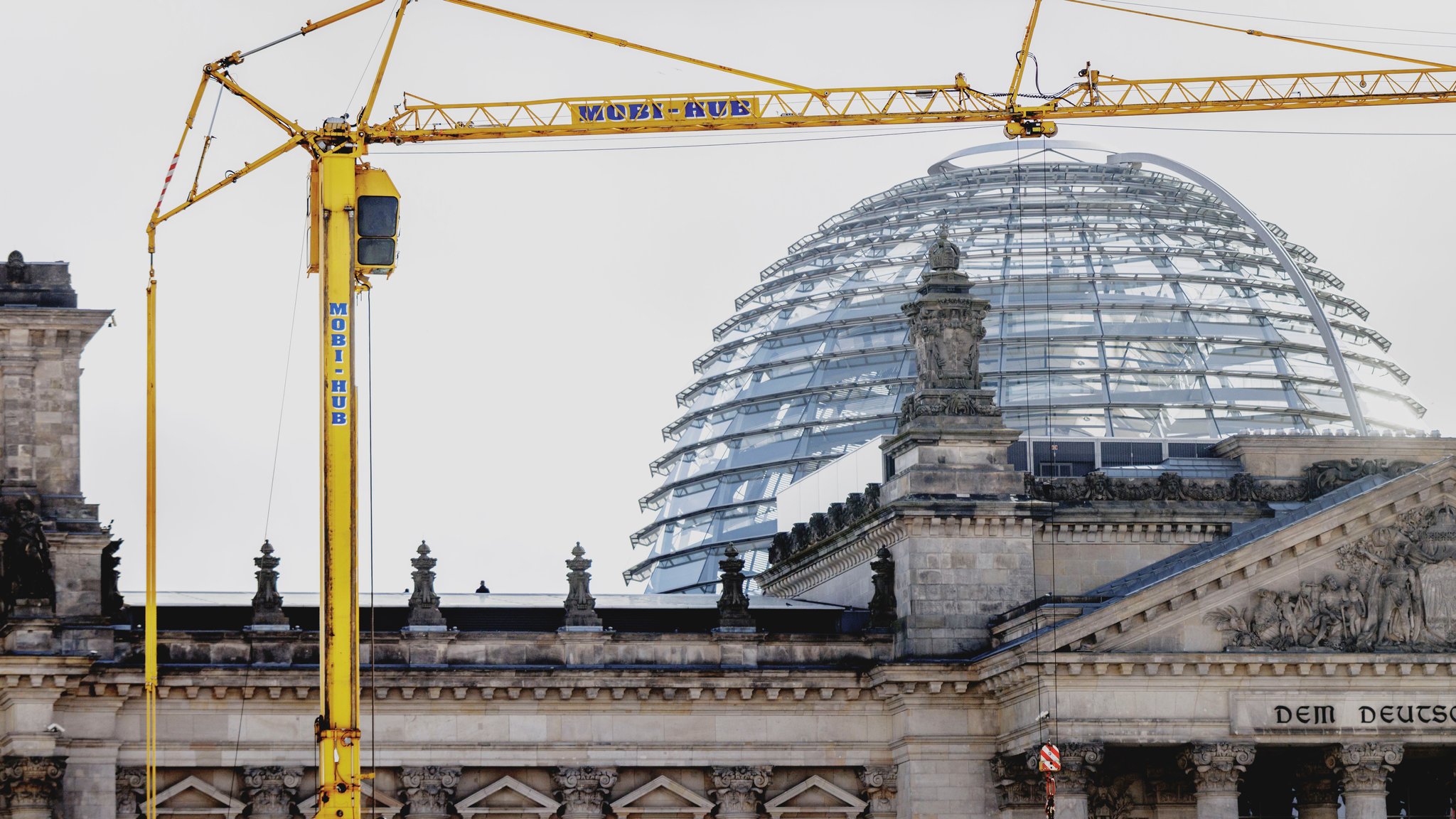 Baukran über der Kuppel des Deutschen Bundestages | Bild: picture alliance / photothek.de | Florian Gaertner Baukran über der Kuppel des Deutschen Bundestages