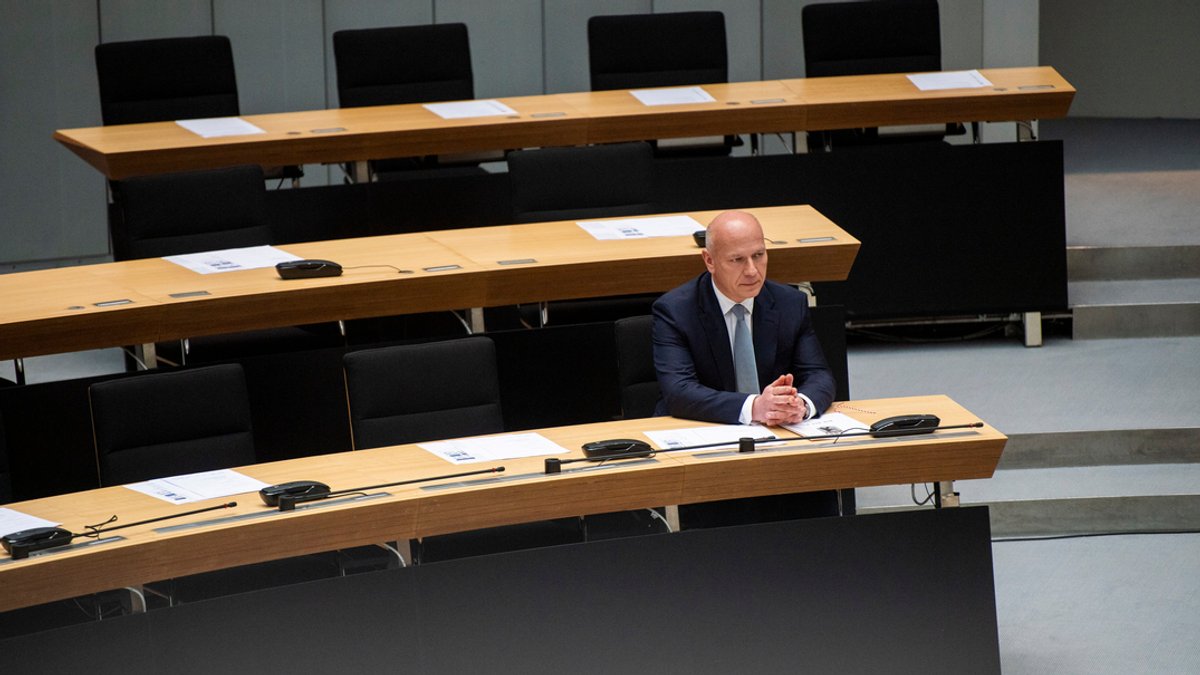 Kai Wegner (CDU), Berlins neuer Regierender Bürgermeister, sitzt im Berliner Abgeordnetenhaus auf dem Platz des Bürgermeisters.