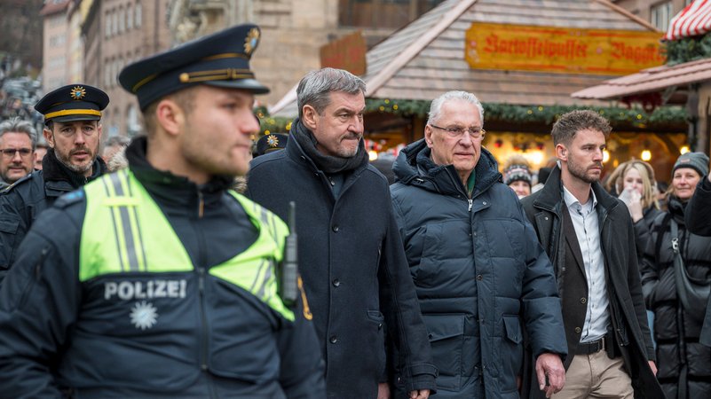 Söder und Herrmann mit Polizei auf dem Nürnberger Christkindlesmarkt | Bild: dpa-Bildfunk/Daniel Vogl Söder und Herrmann mit Polizei auf dem Nürnberger Christkindlesmarkt