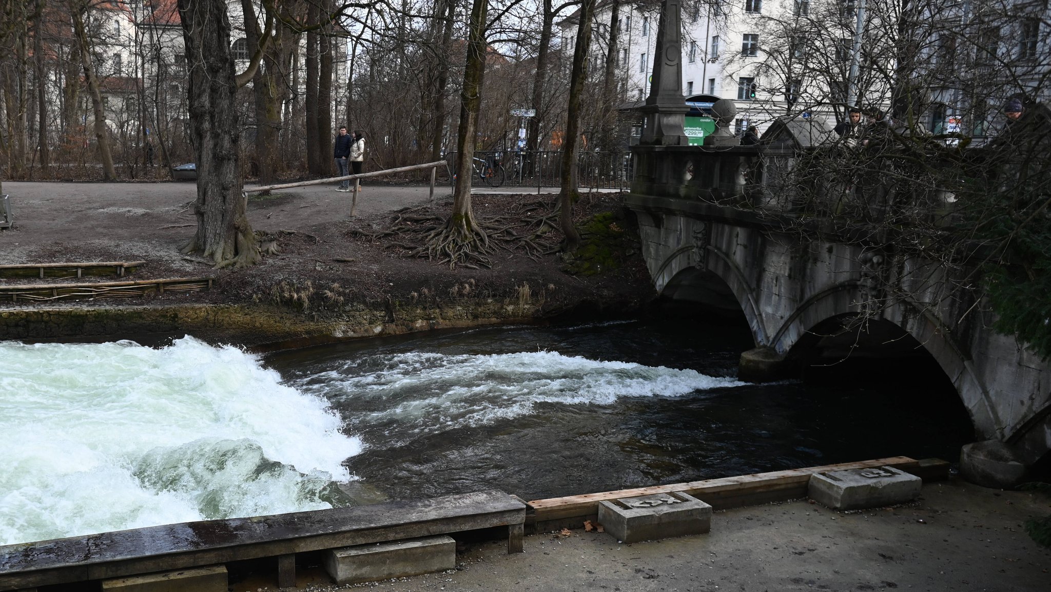 Doch keine Eisbachwelle: Stadt entfernt eingebauten Gitterrost