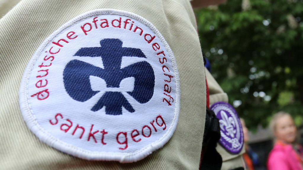 Uniform der Deutschen Pfadfinderschaft Sankt Georg (DPSG) | Bild: picture alliance / dpa | David Ebener Uniform der Deutschen Pfadfinderschaft Sankt Georg (DPSG)