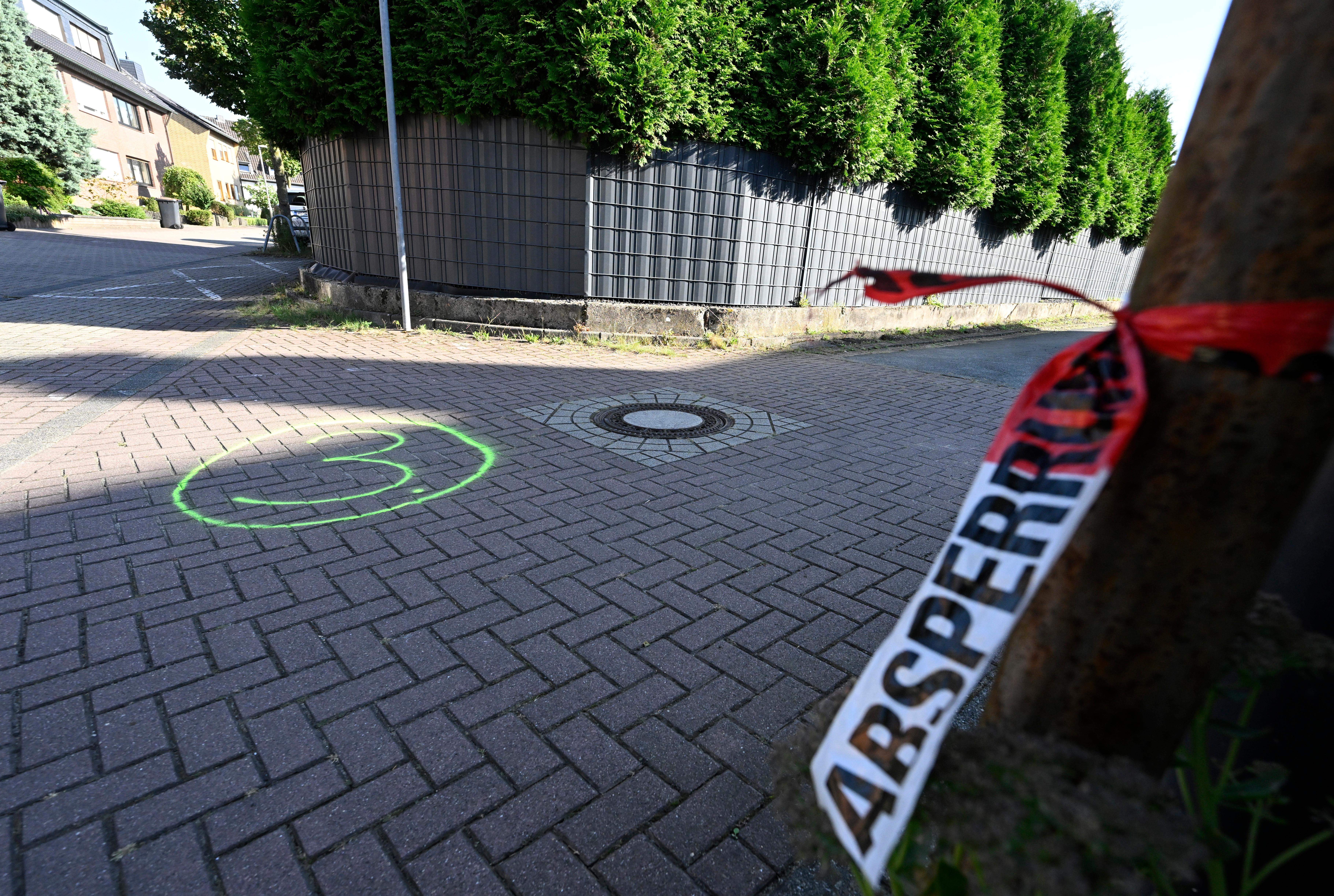 Moers, Nordrhein-Westfalen: Markierungen der Spurensicherung am Boden des Tatorts.