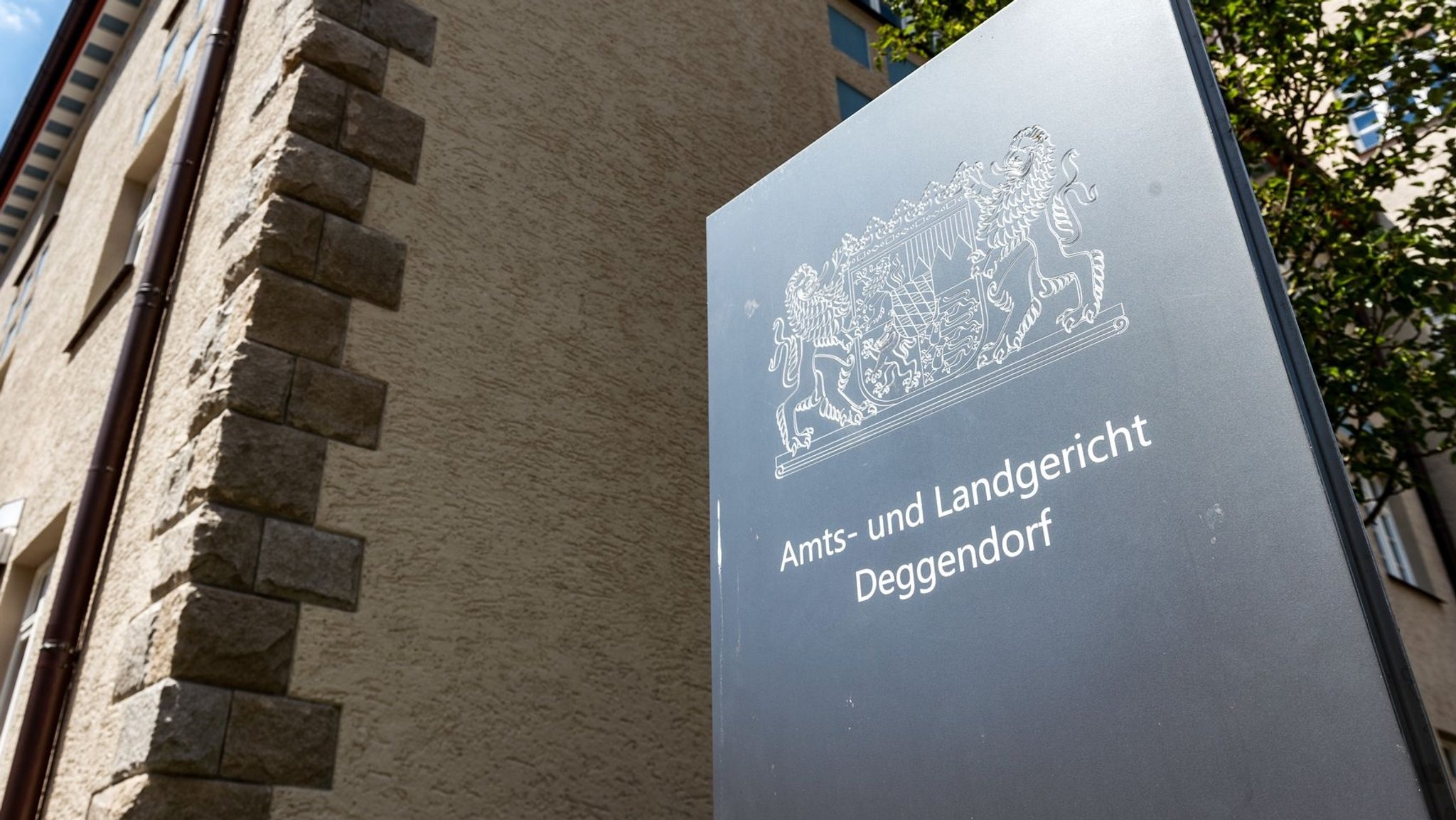 Schild am Amts- und Landgericht Deggendorf