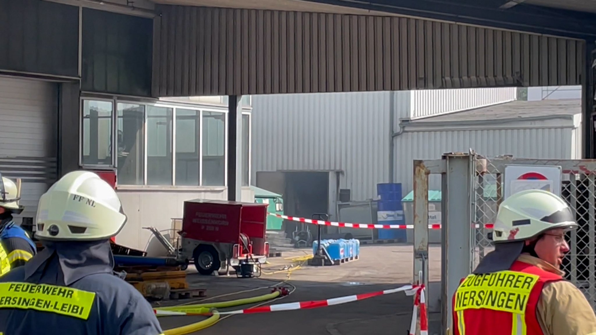 Feuerwehrleute vor dem Betrieb in Nersingen.