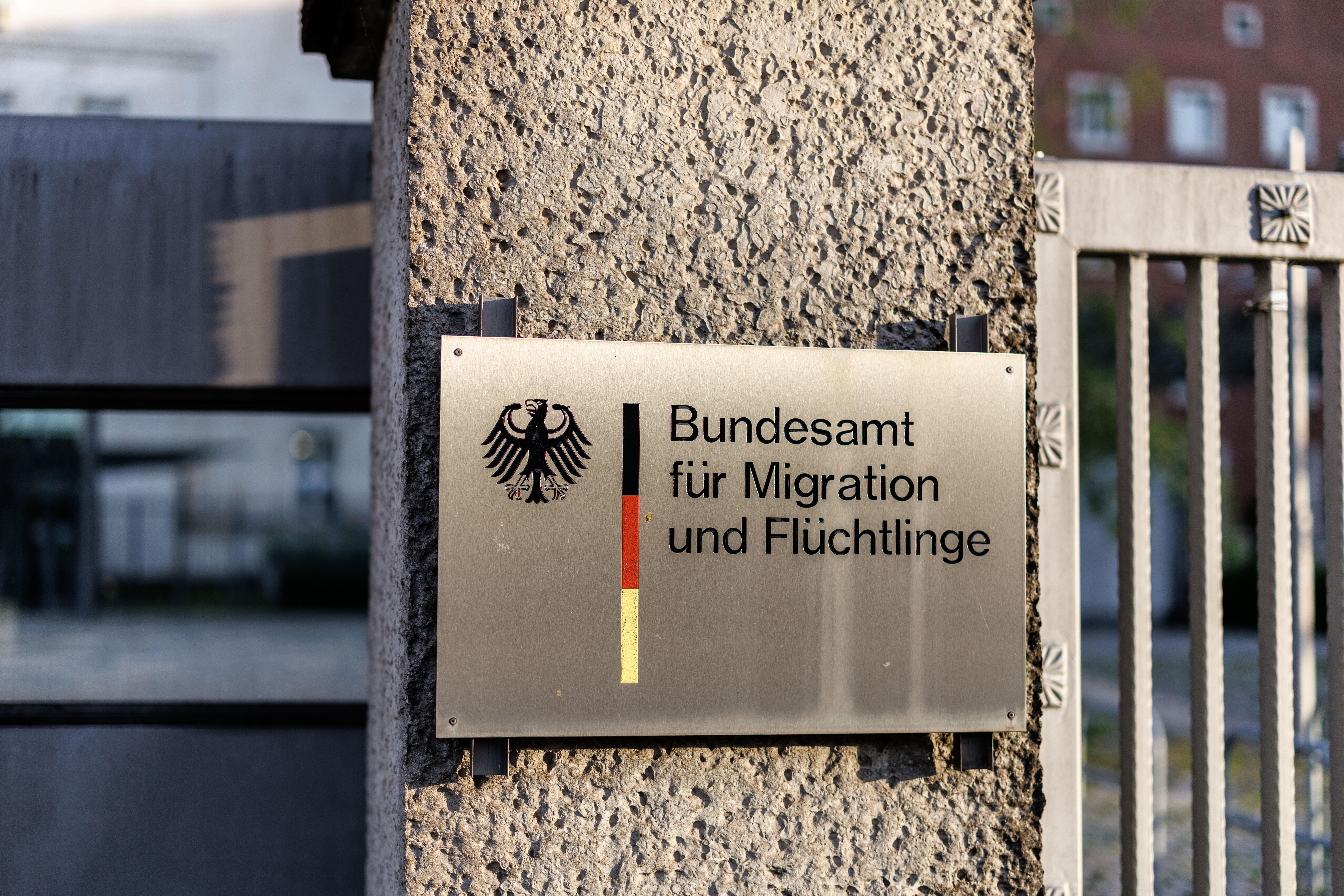(Symbolbild) Das Schild des Bundesamts für Migration und Flüchtlinge (BAMF) in Nürnberg.
