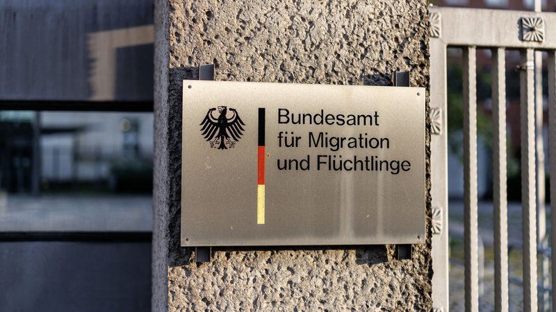 (Symbolbild) Das Schild des Bundesamts für Migration und Flüchtlinge (BAMF) in Nürnberg. | Bild: picture alliance / dpa | Matthias Balk (Symbolbild) Das Schild des Bundesamts für Migration und Flüchtlinge (BAMF) in Nürnberg.