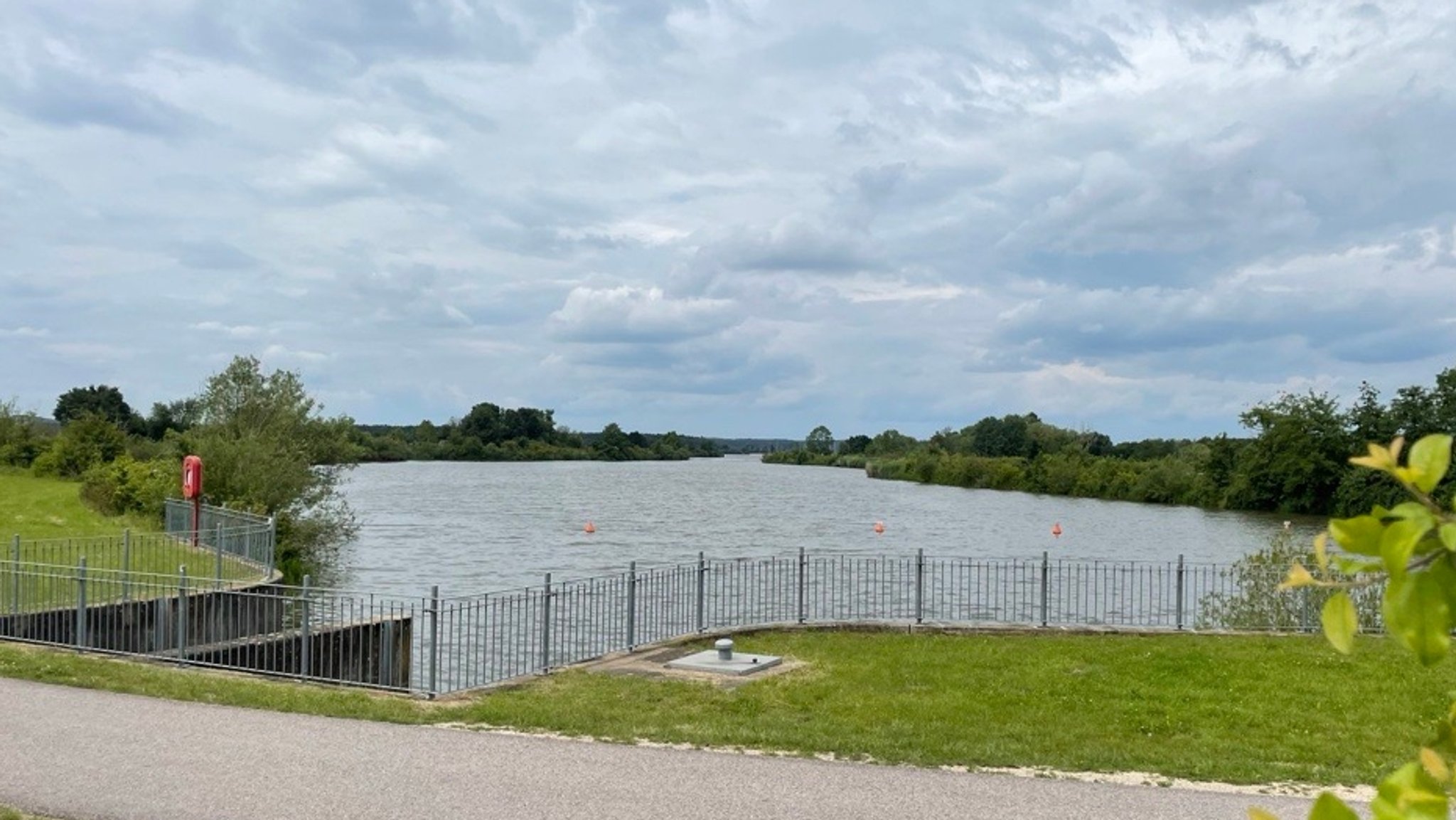 Vom Altmühlsee läuft das aufgestaute Wasser über einen Kanal in den Brombachsee.