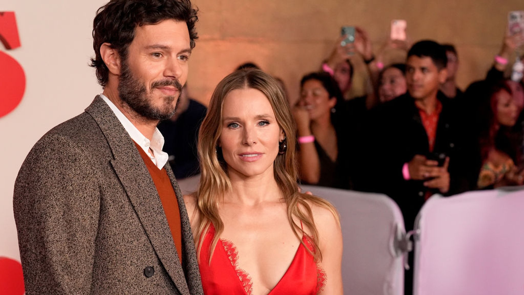 Adam Brody und Kristen Bell, Darsteller in "Nobody Wants This", posieren zusammen bei der Premiere der Netflix-Serie im Egyptian Theatre Hollywood. | Bild: dpa-Bildfunk/Chris Pizzello Adam Brody und Kristen Bell, Darsteller in "Nobody Wants This", posieren zusammen bei der Premiere der Netflix-Serie im Egyptian Theatre Hollywood.