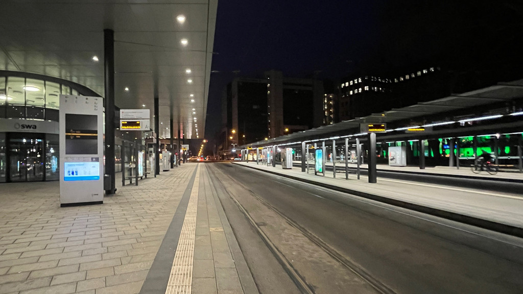Keine Busse, keine Straßenbahnen, leere Bahnsteige. Der Augsburger Königsplatz, ein zentraler Verkehrsknotenpunkt in der Innenstadt, am Morgen des ÖPNV-Warnstreiks (3.3.23) 