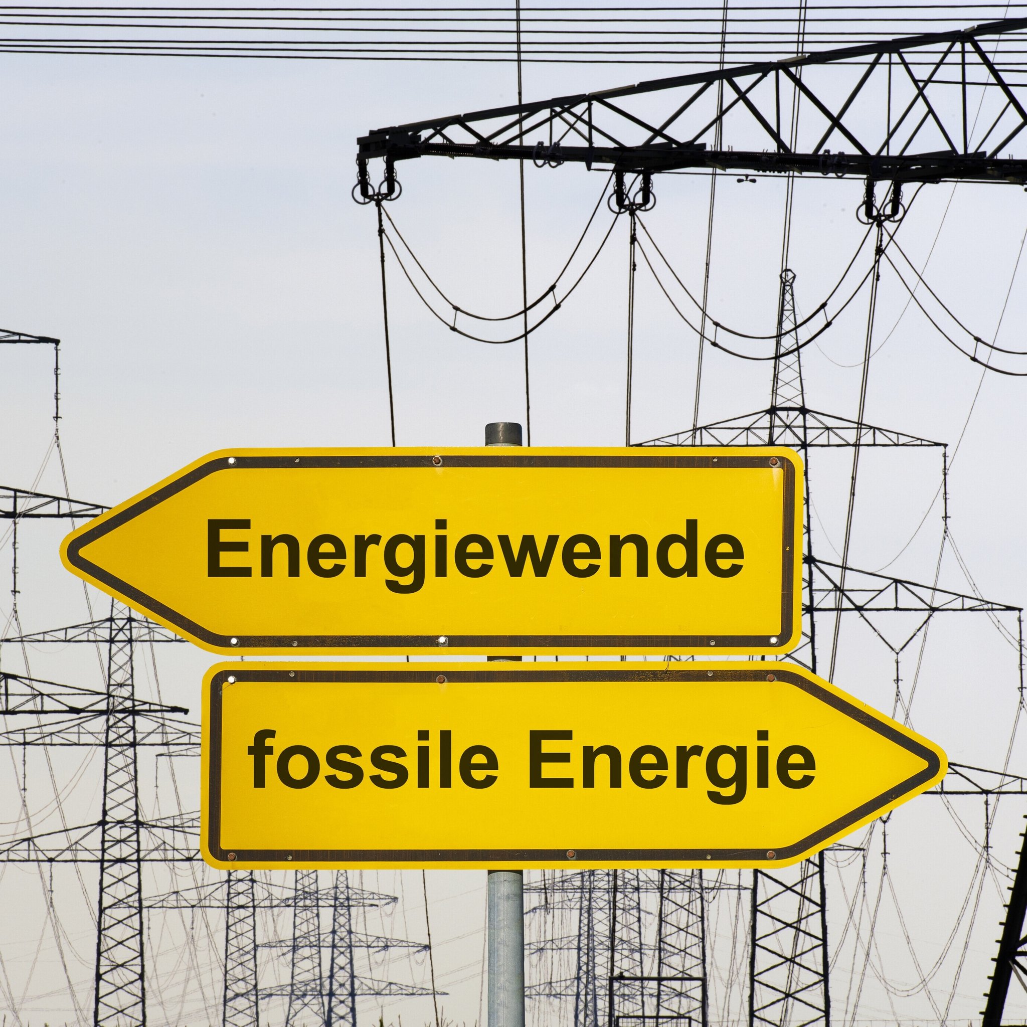 Straßenschilder mit fossile Energie und Energiewende | Bild: picture alliance / SZ Photo | Wolfgang Filser Straßenschilder mit fossile Energie und Energiewende