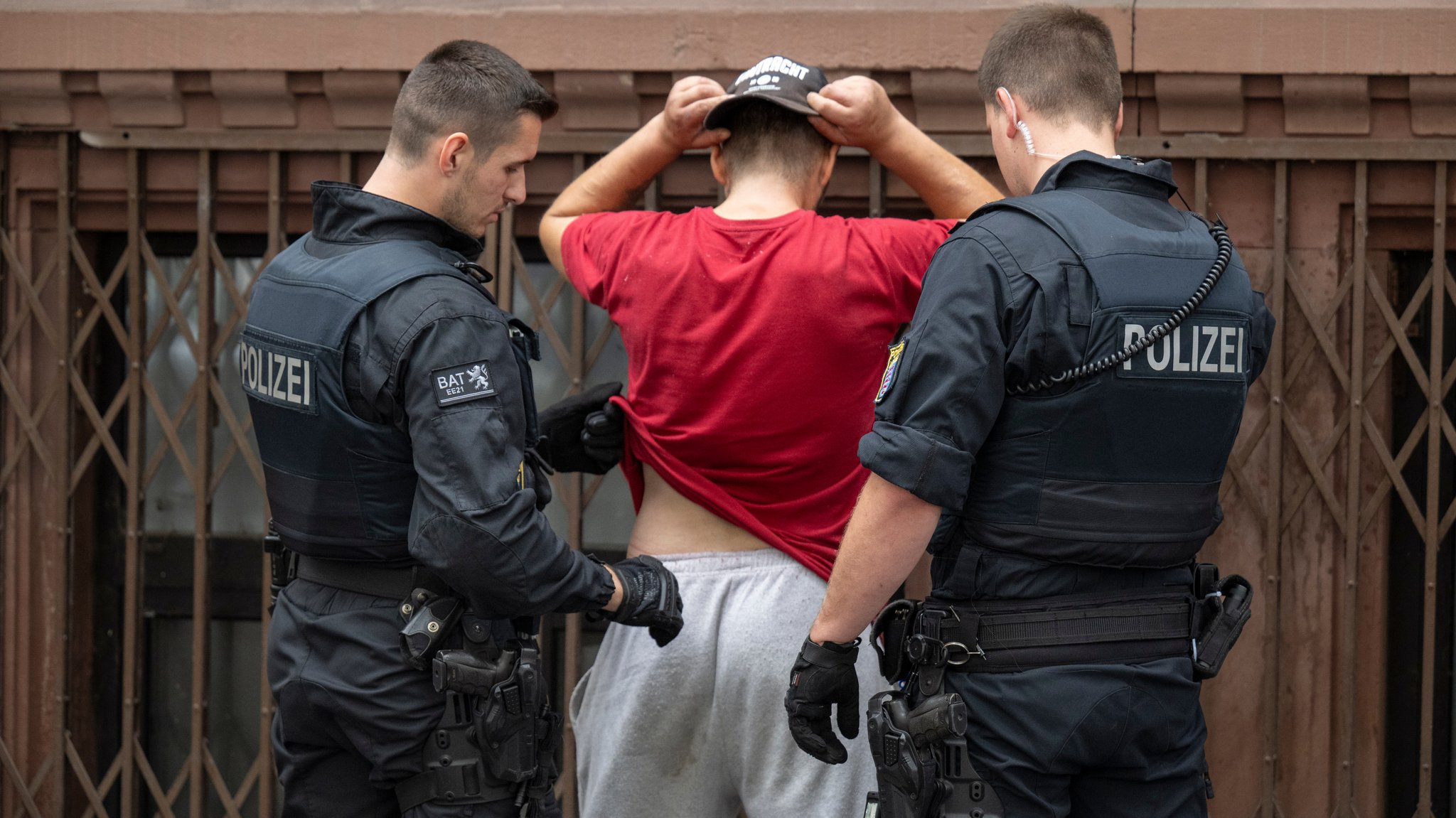 Polizisten durchsuchen während einer Razzia im Drogenmilieu einen Mann. 