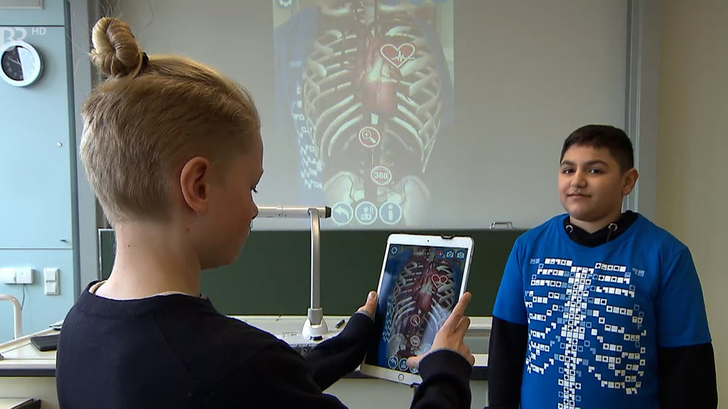 Zwei Schüler testen eine Funktion des Ipads. | Bild: BR Zwei Schüler testen eine Funktion des Ipads.