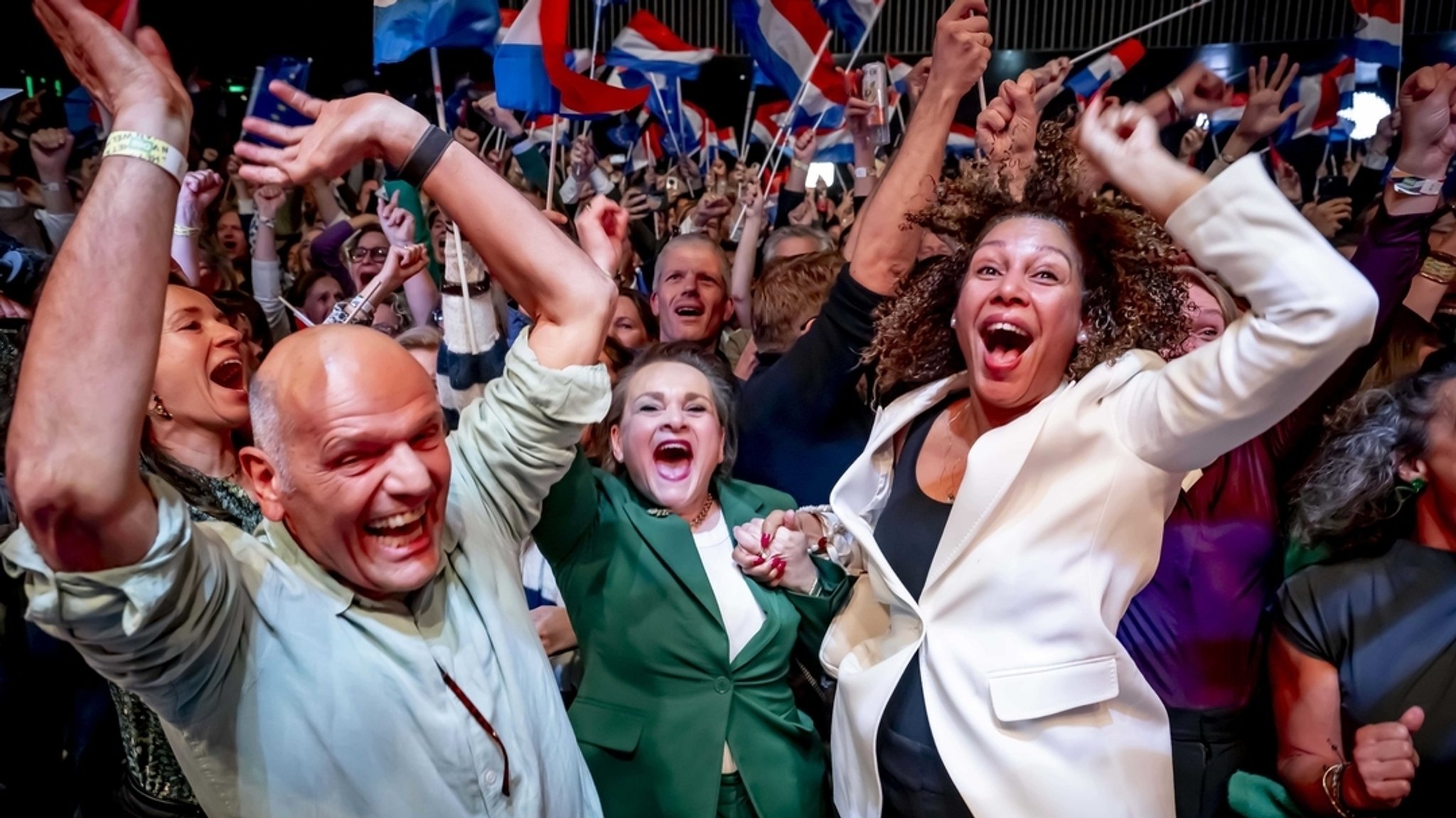  Mitglieder der Mitte-Links-Partei D66 verfolgen die Ergebnisse der niederländischen Parlamentswahlen.