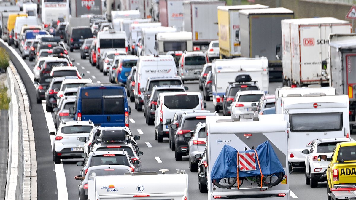 Frau stirbt bei tragischem Unfall auf A99 bei München