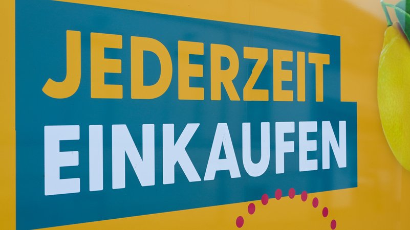 "Jederzeit einkaufen" steht an der Schaufensterscheibe vom Tante-Enso-Laden. | Bild: picture alliance/dpa | Heiko Rebsch "Jederzeit einkaufen" steht an der Schaufensterscheibe vom Tante-Enso-Laden.