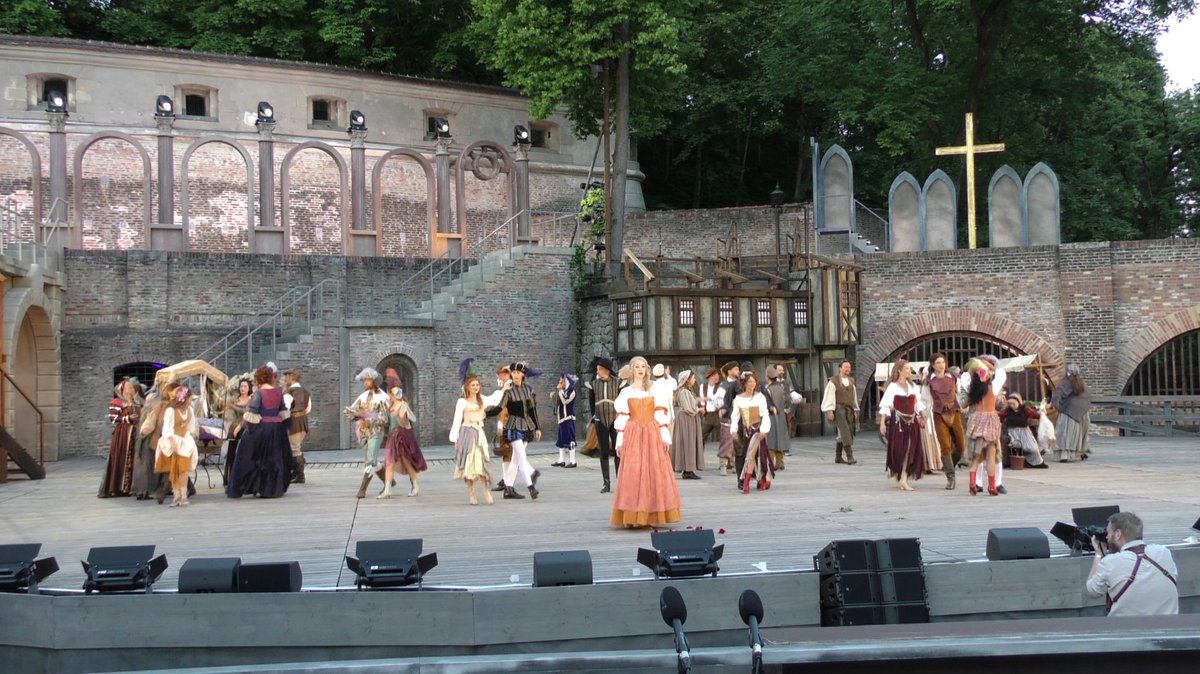 Das Musical "Die Drei Musketiere" feiert vor historischer Kulisse in Augsburg seine Premiere.  
