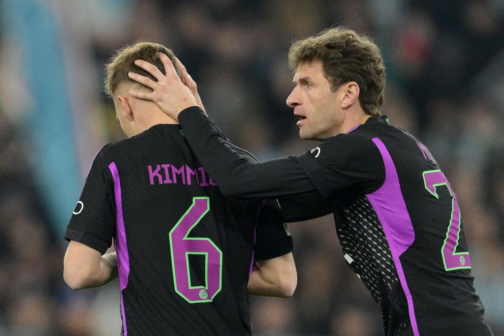 dpatopbilder - 14.02.2024, Italien, Rom: Fußball: Champions League, Lazio Rom - Bayern München, K.o.-Runde, Achtelfinale, Hinspiele, Stadio Olimpico di Roma. Münchens Thomas Müller (r) muntert Teamkollege Joshua Kimmich auf. Foto: Alfredo Falcone/LaPresse via ZUMA Press/dpa +++ dpa-Bildfunk +++