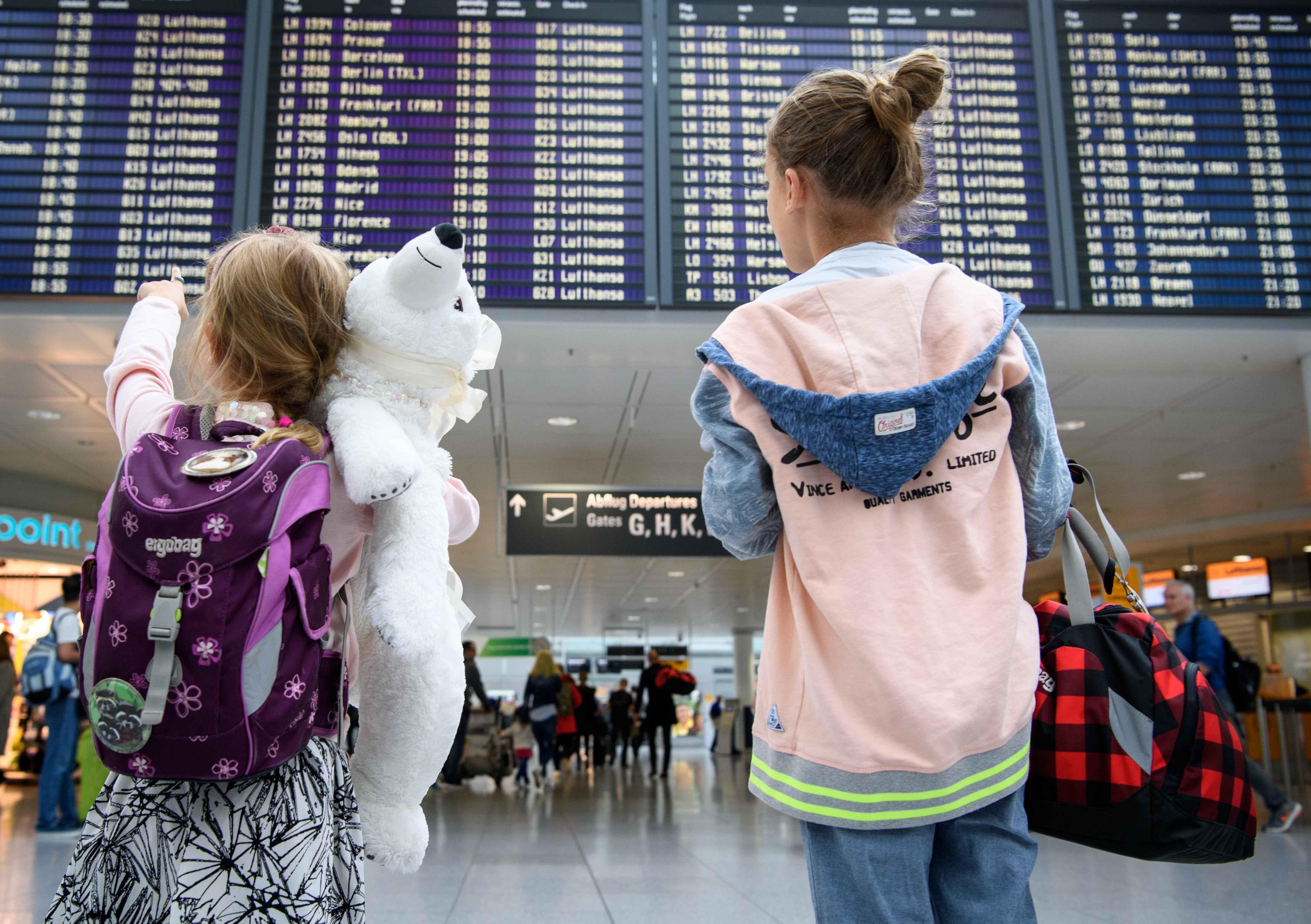 Kinder am Münchner Flughafen vor dem Start in den Urlaub